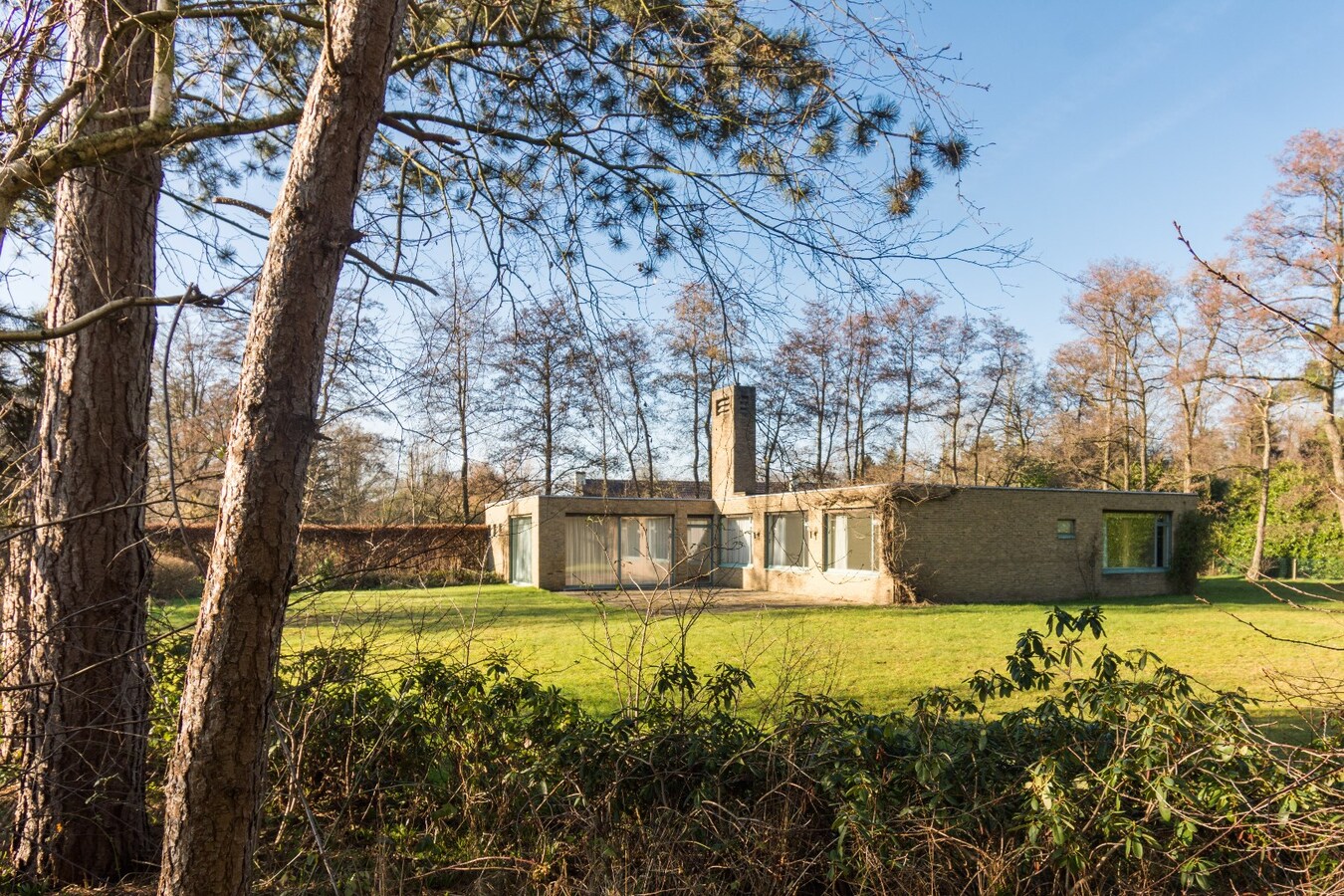 Modernistische villa op ruim perceel te Heusden 