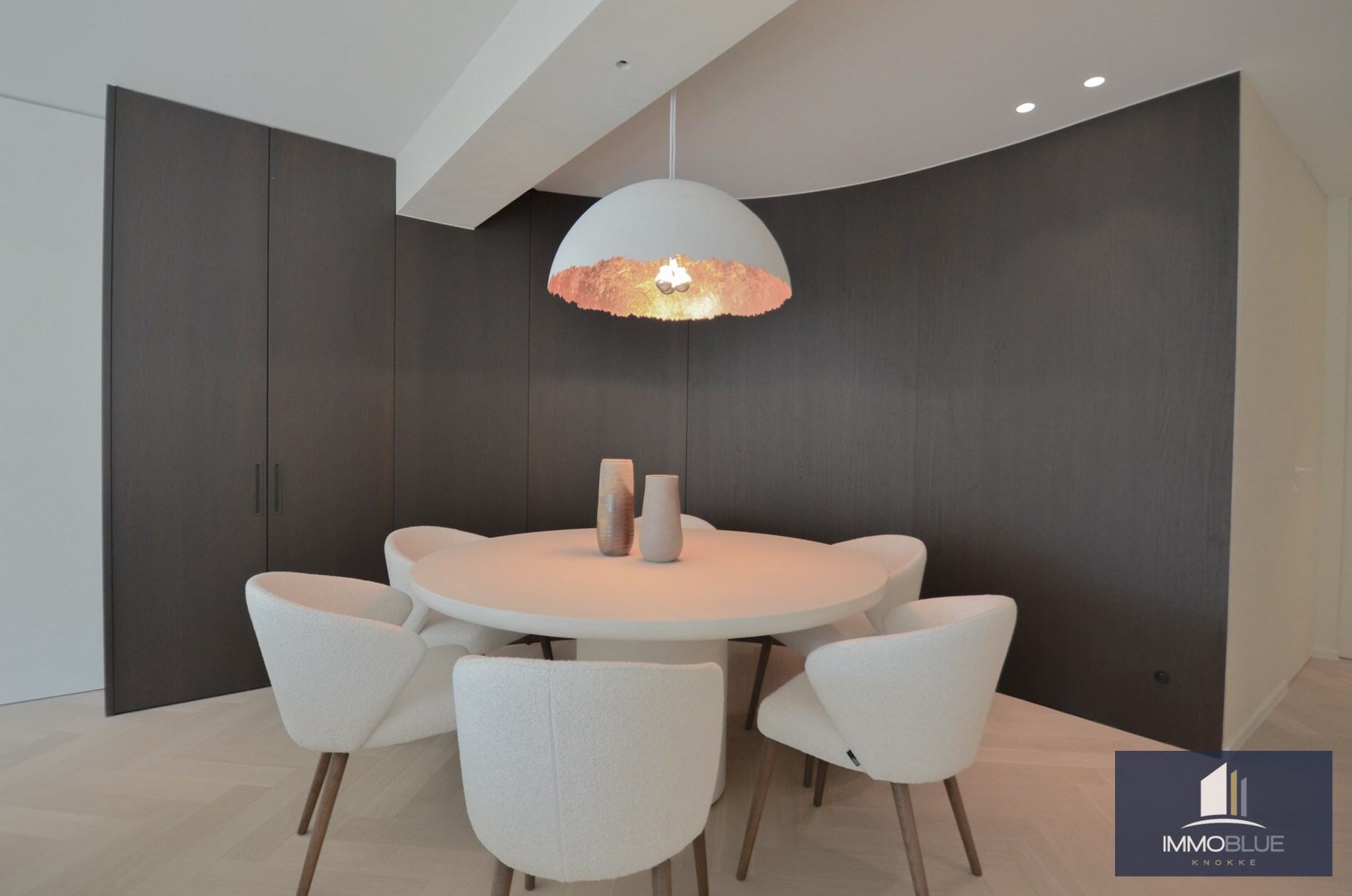 Uitzonderlijk, tijdloos volledig gerenoveerd appartement met een open zicht . 