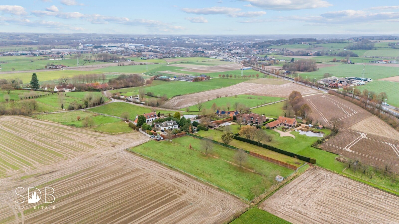Authentieke hoeve met bijgebouwen met graslanden op circa 8.750m² 