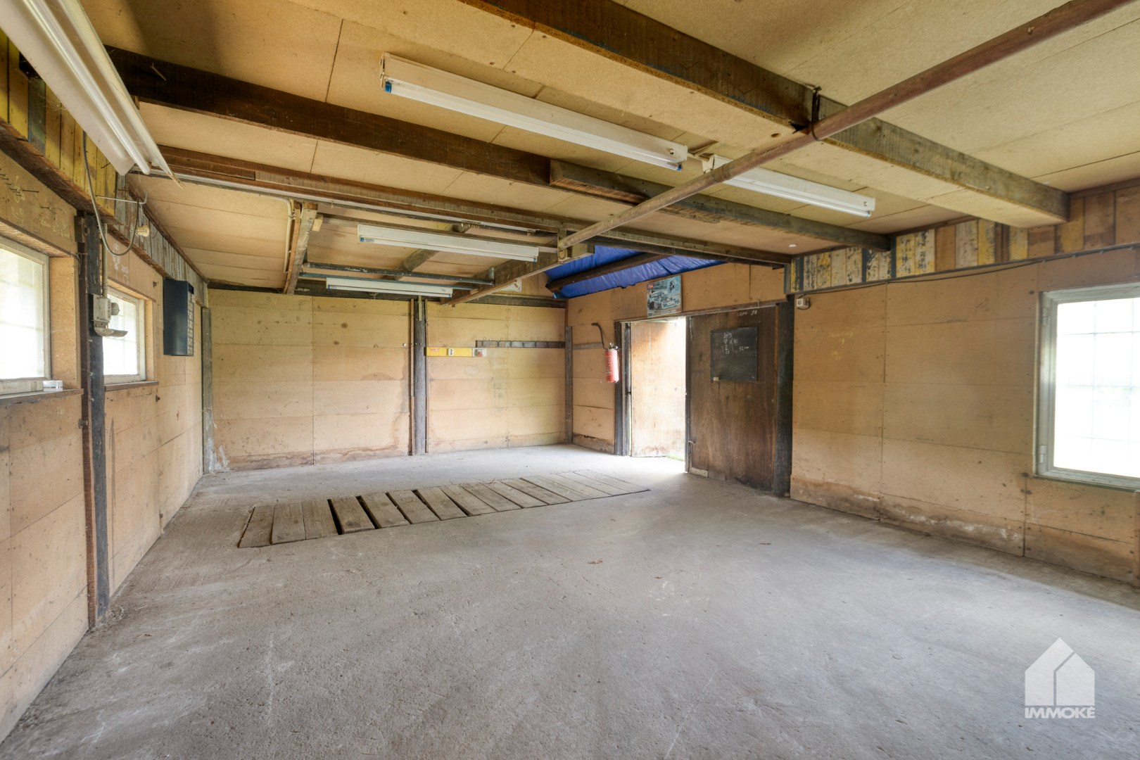 Te renoveren, gelijkvloerse woning op 13a 60ca met 2 slpk en garage. 