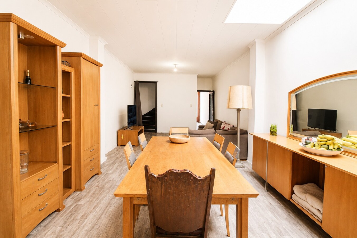 Te renoveren stadswoning met 4 slaapkamers en buitenkoer op centrale ligging in Sint-Niklaas 