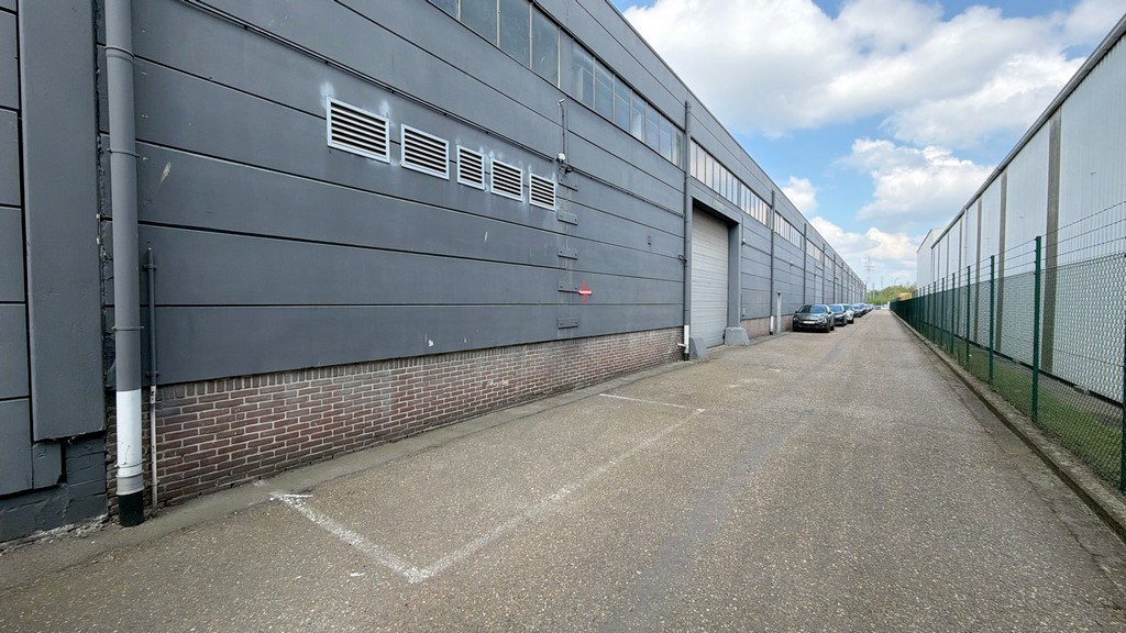 Magazijn met loskades en kantoor te huur vlakbij haven van Antwerpen