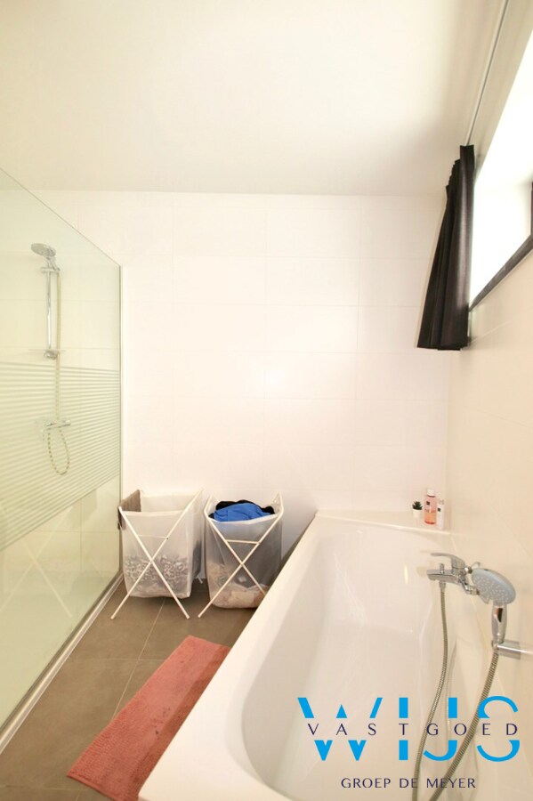 Energiezuinig GELIJKVLOERS appartement in hartje Kluizen ! 