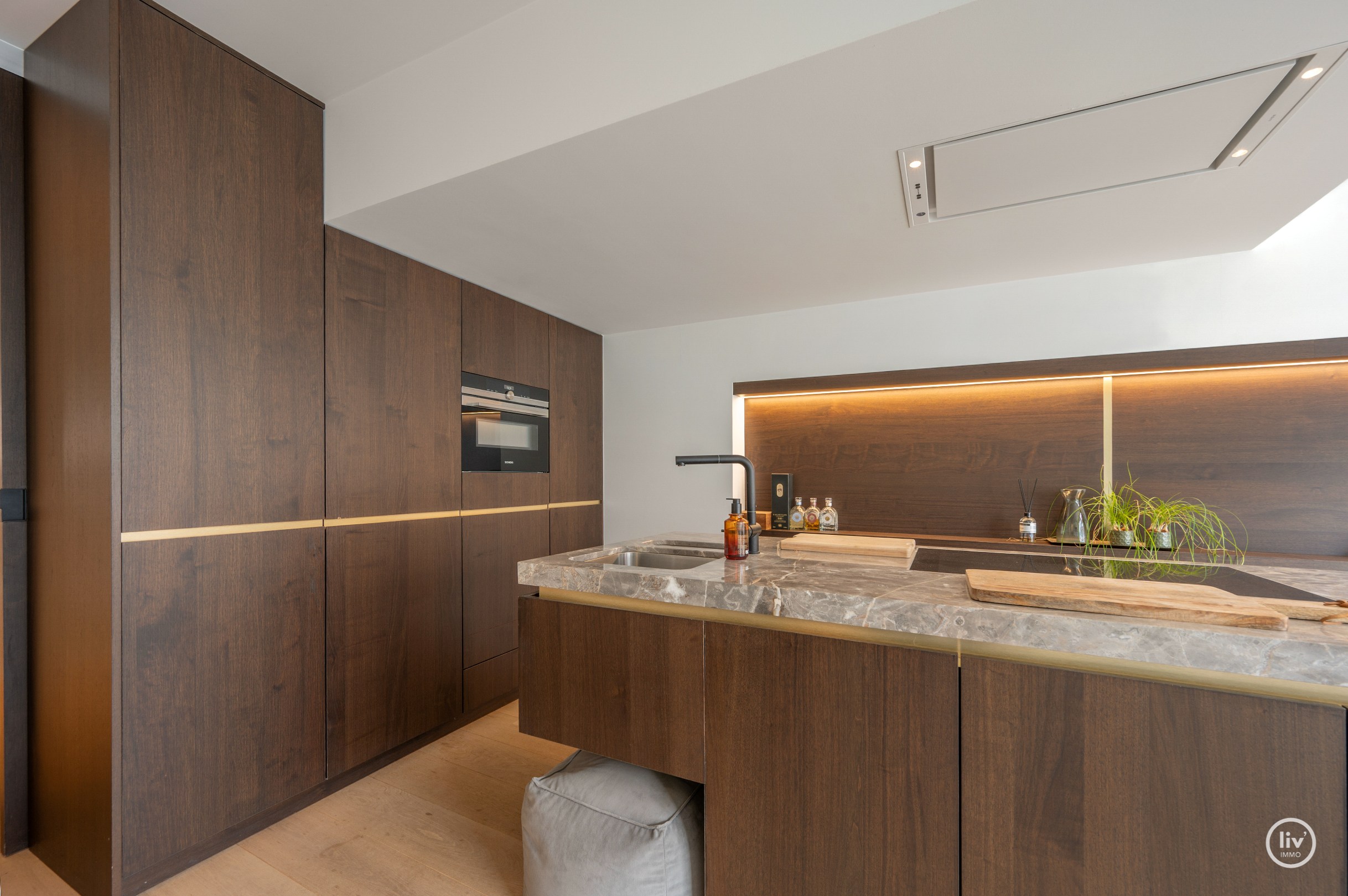 Appartement de luxe entièrement rénové de 3 chambres situé sur l'avenue Parmentier, à proximité de la digue. 