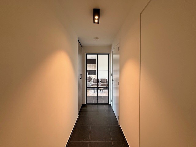 Nieuwbouwappartement met 1 slaapkamer, terras en autostandplaats te Maasmechelen. 