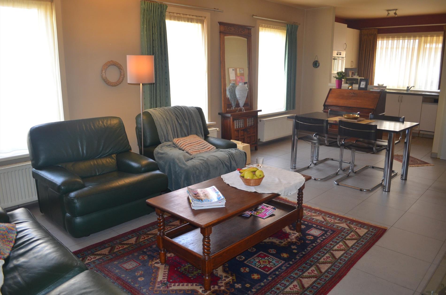 Gelijkvloers app met 1 slpk en garage te centrum Eeklo 