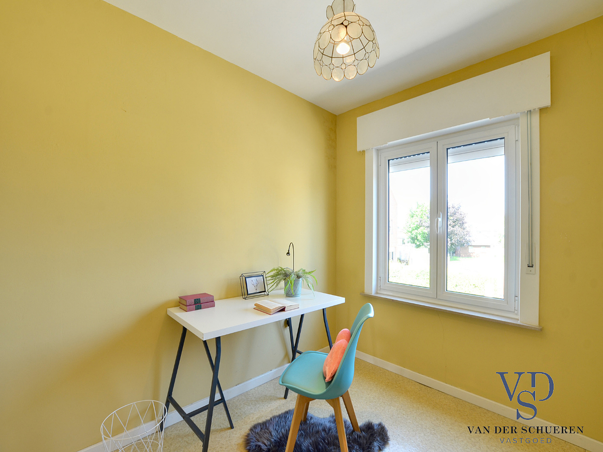 Degelijke woning met tuin en afz. garage. 