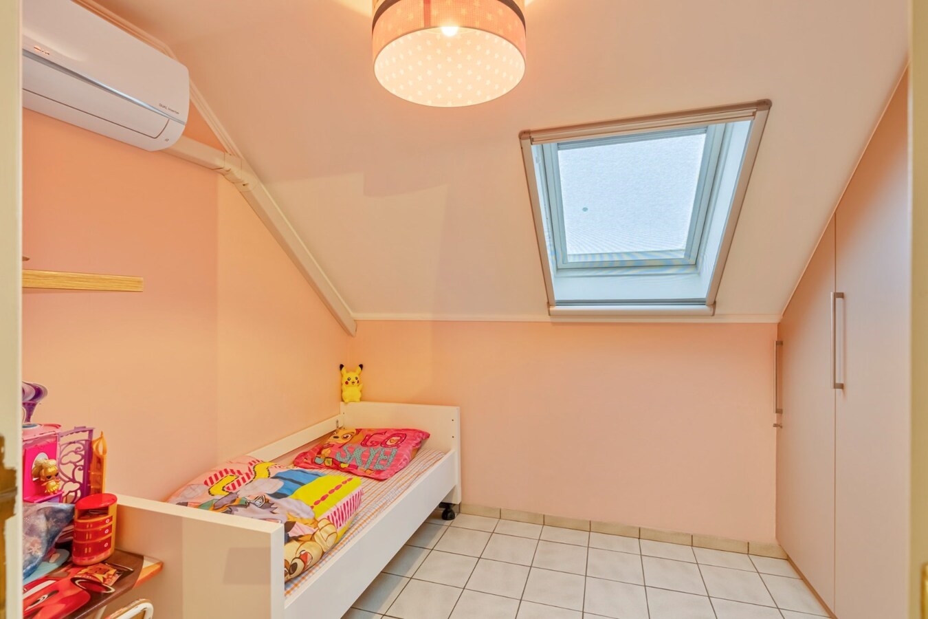 Ruime woning op een zeer rustige locatie met tuin, garage, carport en 3 slaapkamers in Opglabbeek. 