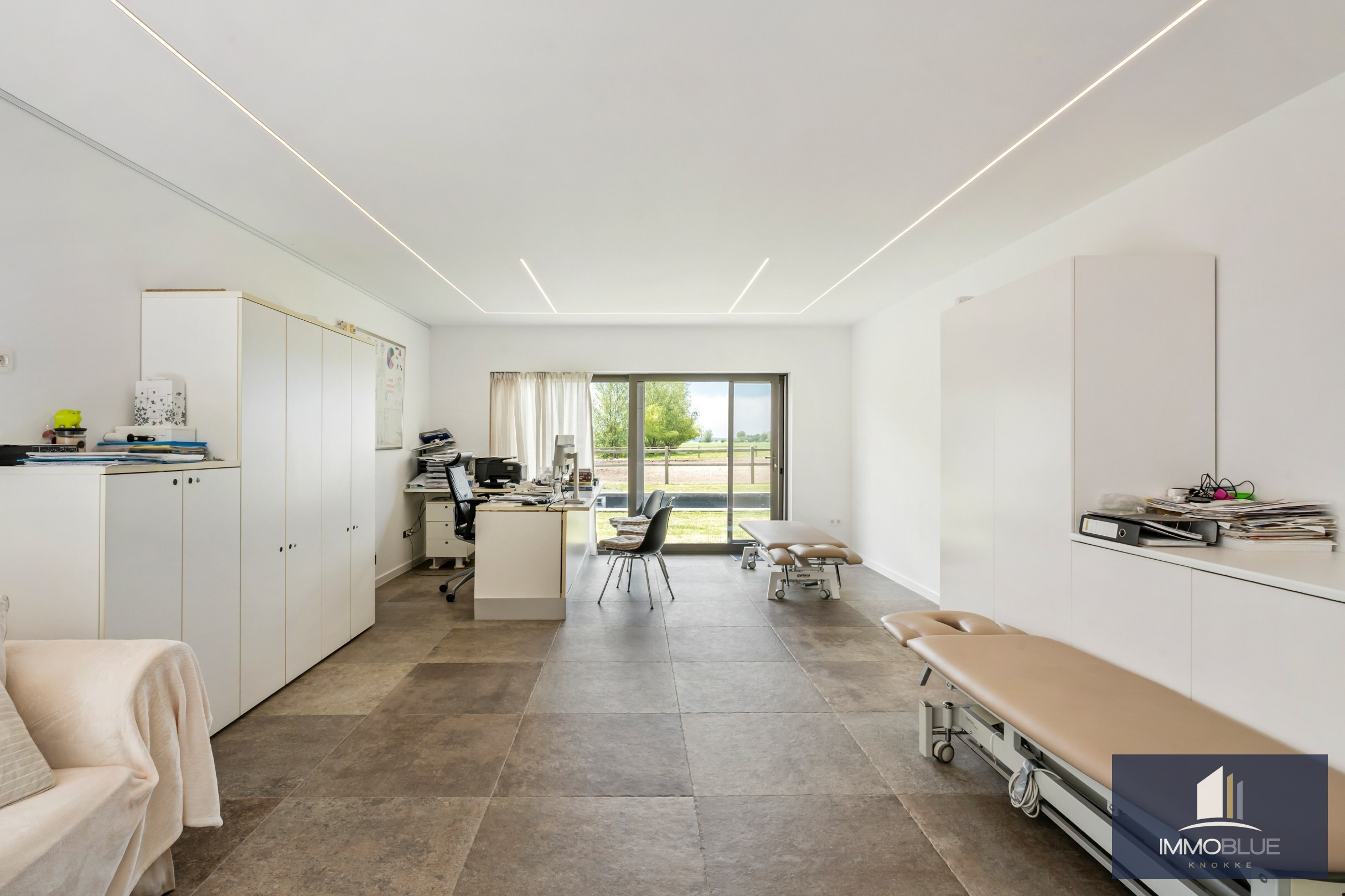 Domaine idylliquement situé avec maison rénovée, espace professionnel et installations équestres étendues. 