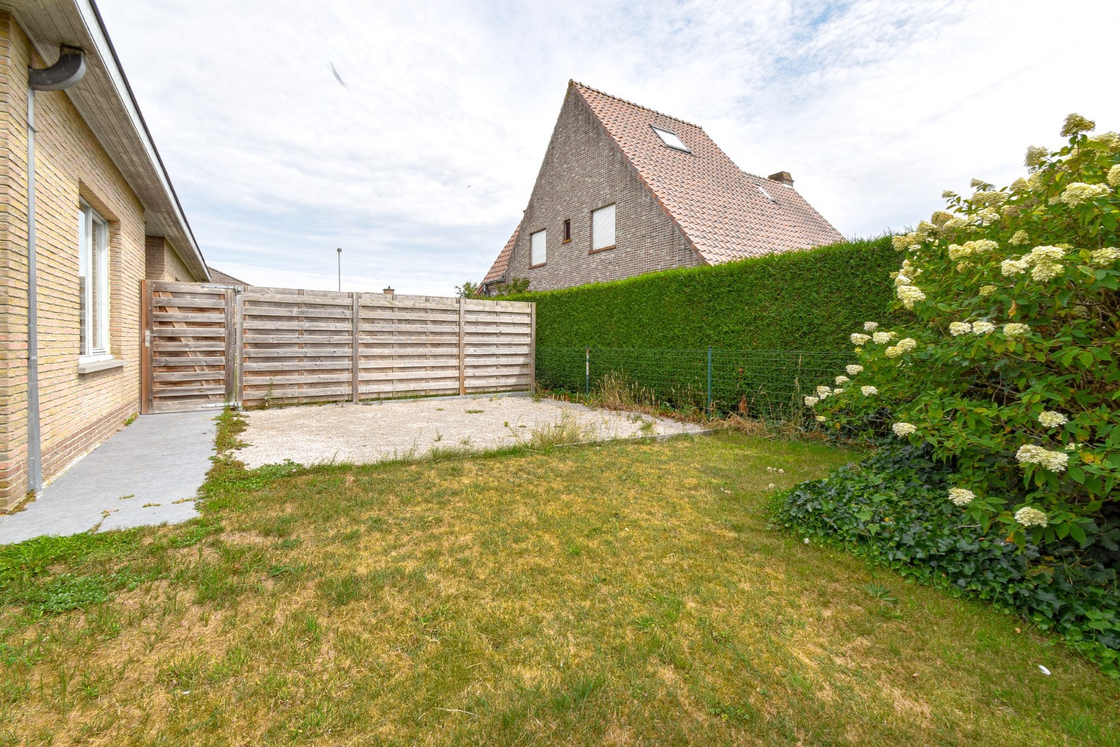 Ruime gezinswoning met grote tuin en 4 slaapkamers in  rustige woonwijk te Gistel 