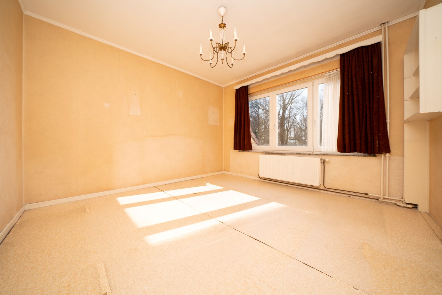 Knappe te renoveren gezinswoning met veel potentieel 