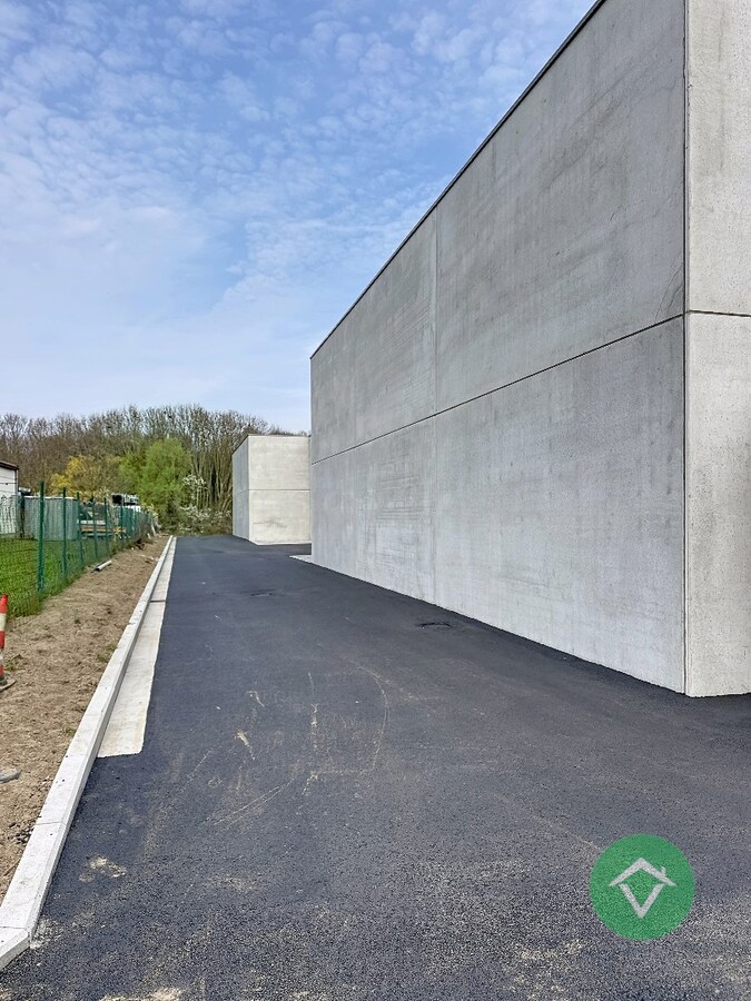 Nieuwbouw loods KMO-UNIT te koop – 256 m² met 1 parkeerplaats inbegrepen op de industriezone te Aartrijke 