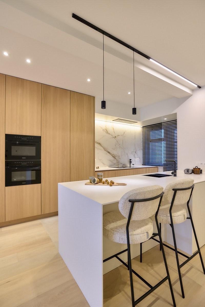 Appartement entièrement rénové avec 4 chambres, situé au centre de Knokke, près de l'avenue Dumortier, avec vue latérale sur la mer. 