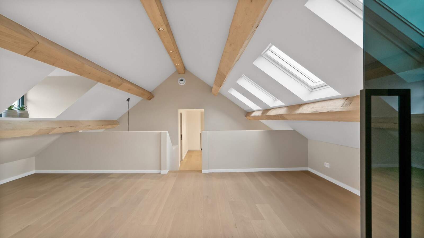 Luxueus landhuis met binnen- en buitenpiste en paardenstallen op een domein van ca. 3 ha te As 