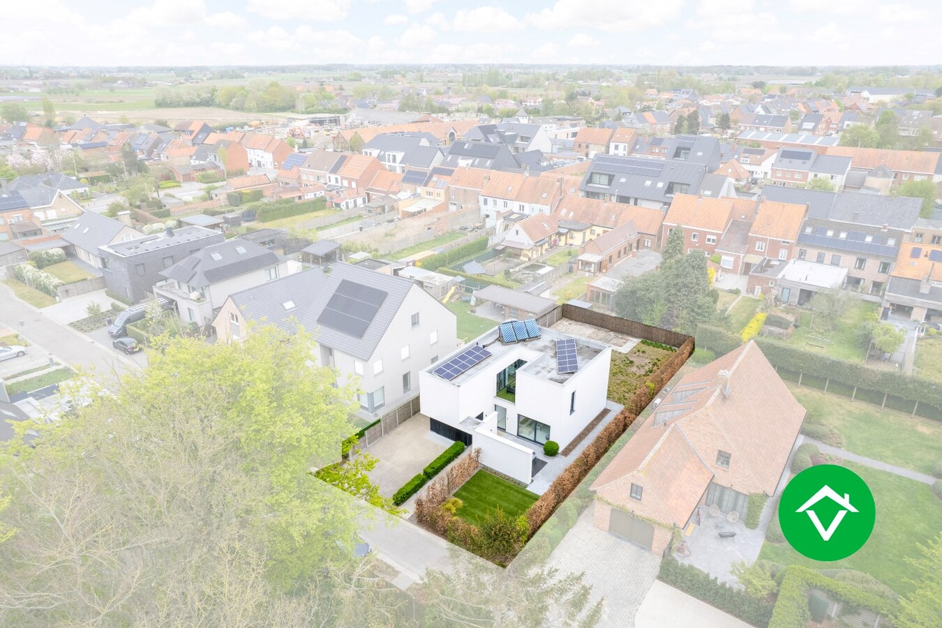 Zeer stijlvolle en instapklare villa te koop in het centrum van Koekelare. 