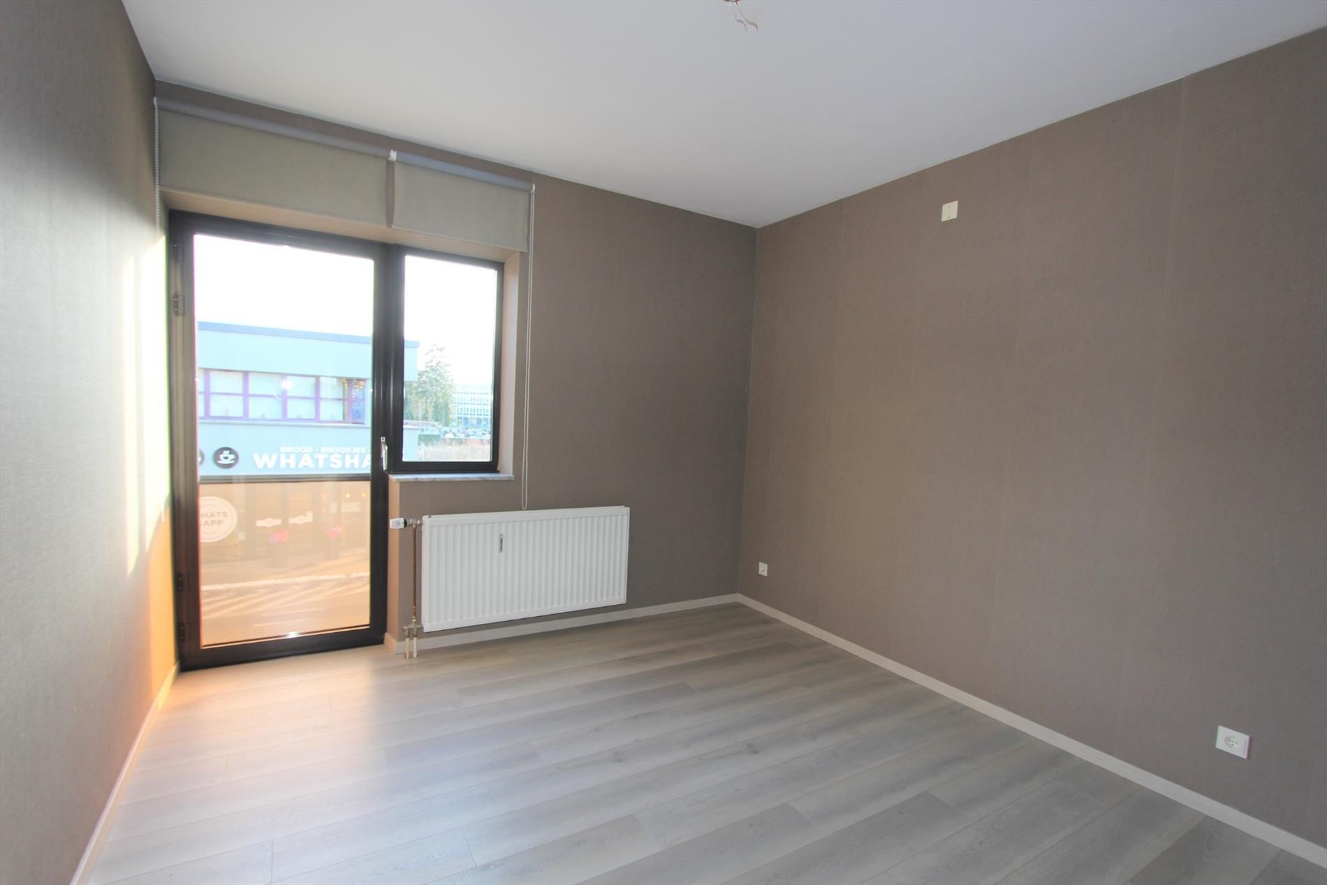 VERNIEUWD APPARTEMENT MET GARAGE AAN HET STADSCENTRUM 