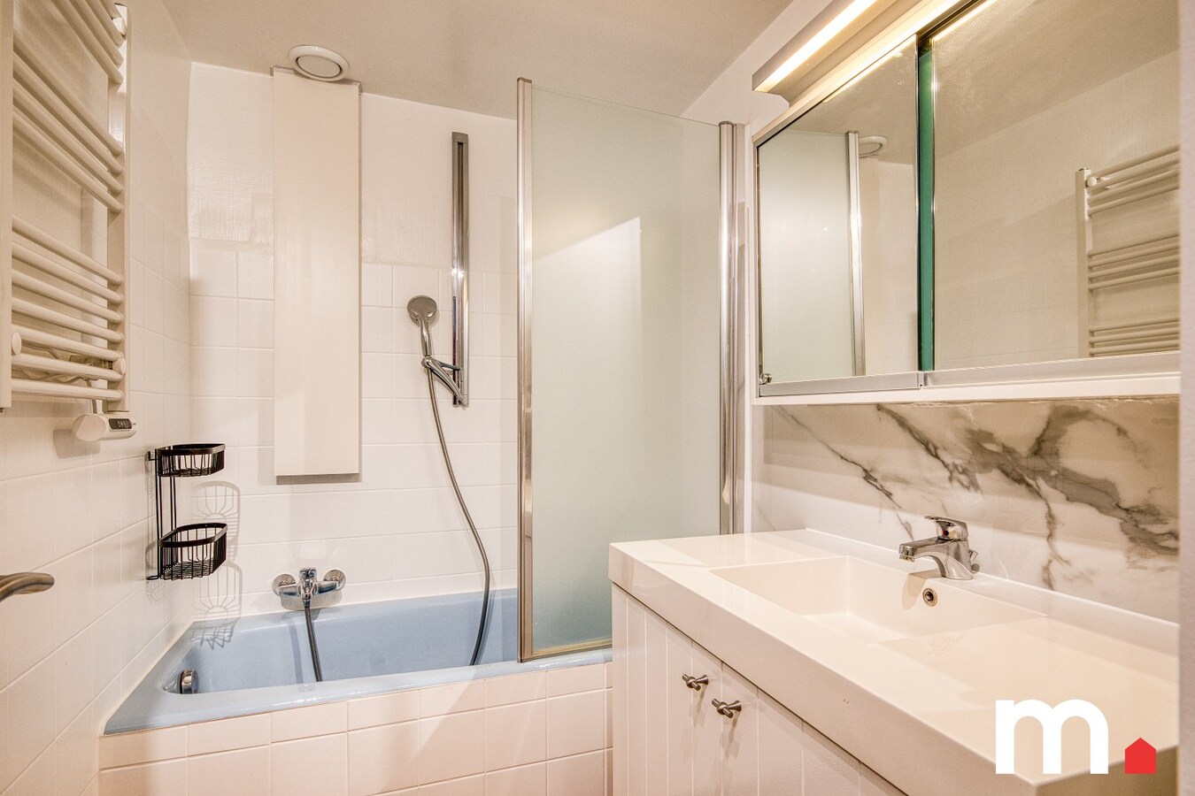 Lichtrijk instapklare woning EPC C  te Roeselare met 3 slaapkamers, zonnepanelen, Garage en praktijk! 