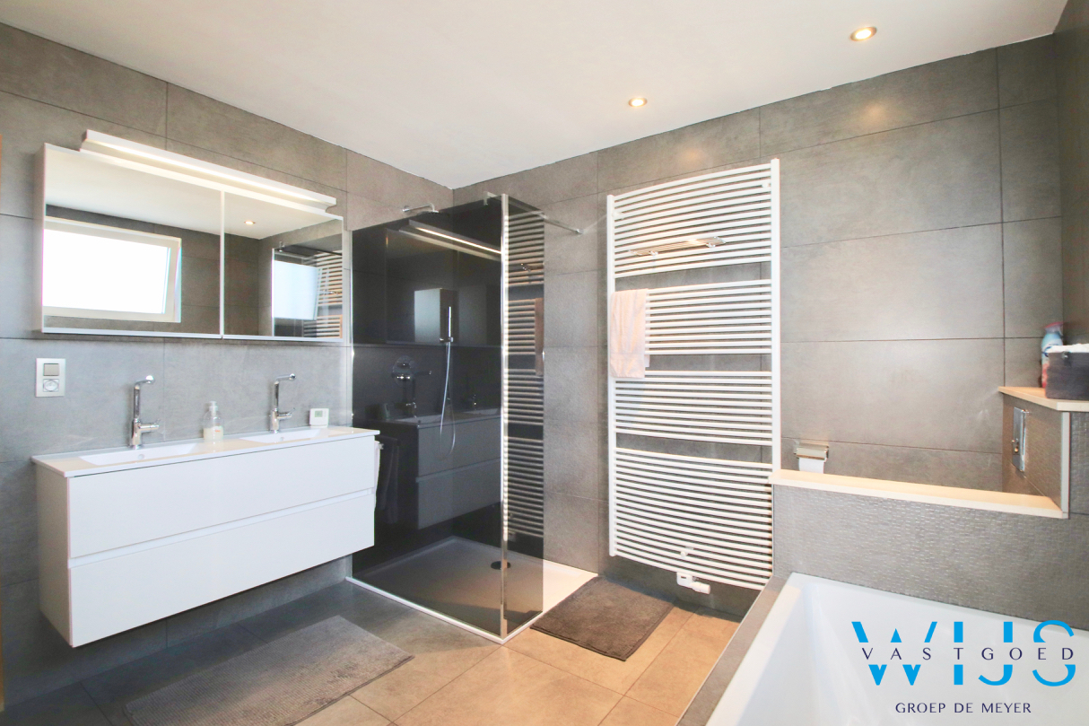 Instapklaar woonhuis op een leuke perceel te ZELZATE ! 