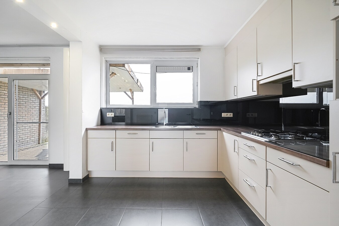 Woning met 3 (4) kamers, terras, tuintje, garage. 