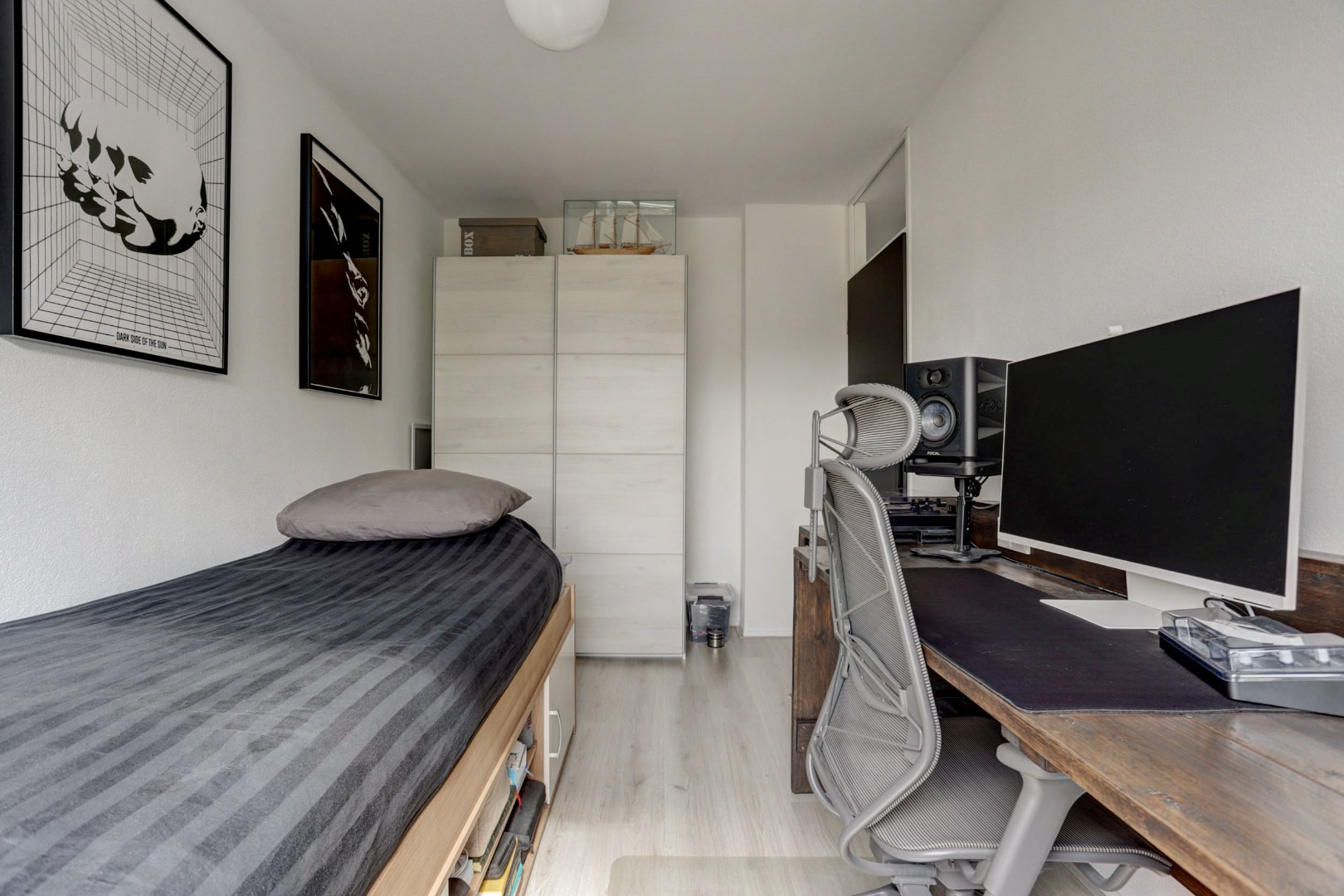 Energiezuinige (A-label) en uitstekend onderhouden 4-kamer tussenwoning met voor- en achtertuin met houten berging! 