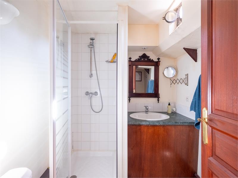 Woonschip met 5 slaapkamers en vaste ligplaats 