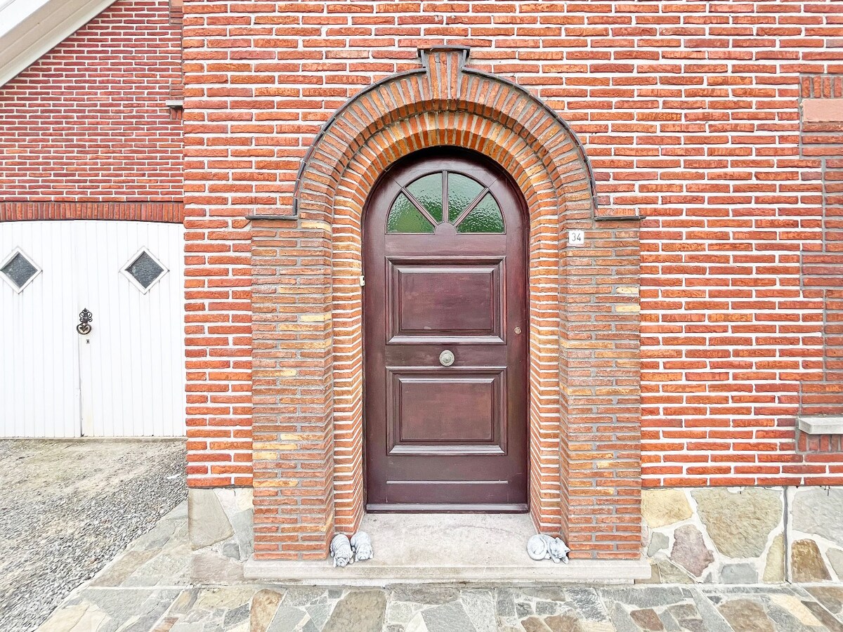 Ruime, solide jaren '50 woning met 2 garages te Nederzwalm 