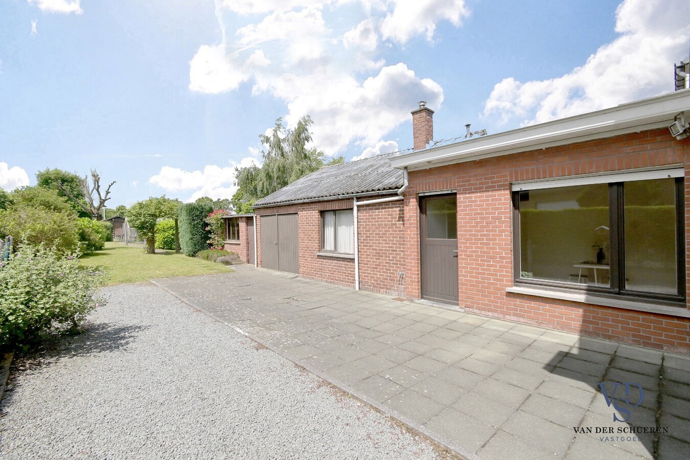 Ruim landhuis met tal van mogelijkheden. 