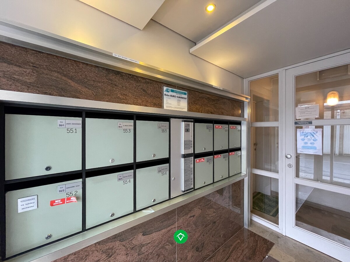 Gelijkvloers appartement met één slaapkamer, tuin en garage in centrum Roeselare 