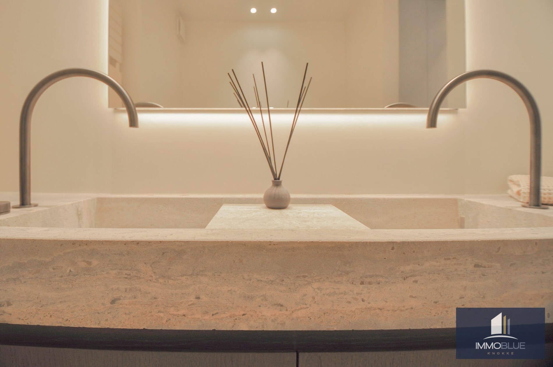 Uitzonderlijk, tijdloos volledig gerenoveerd appartement met een open zicht . 