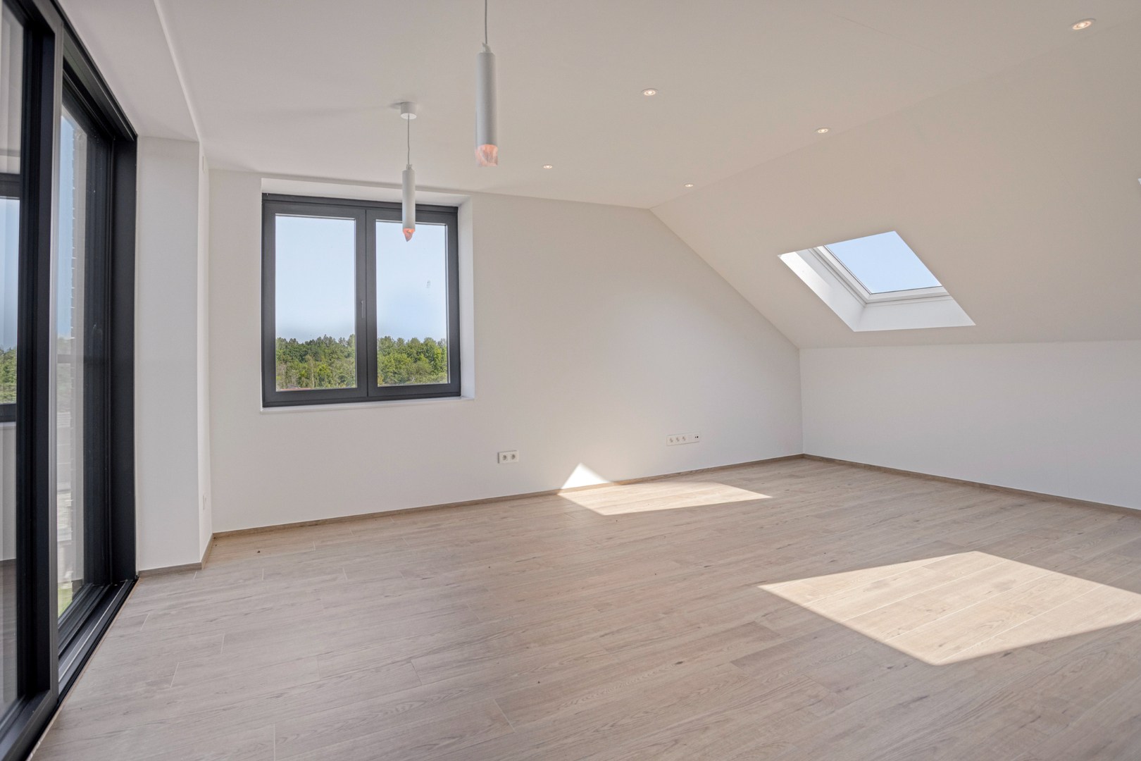 Gerenoveerd ruim en lichtrijk appartement met 2 slaapkamers - EPC  72Kwh/m² 