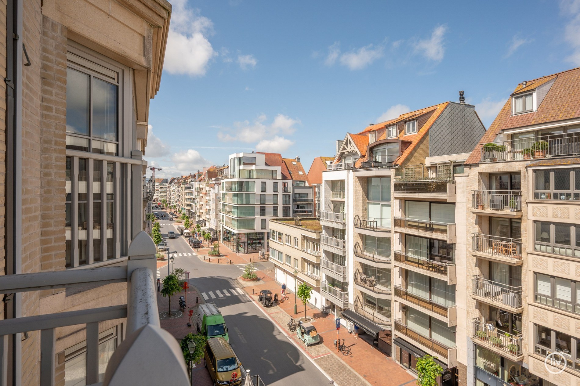 Ruim (98 m2) appartement met 2 slaapkamers op een topligging in de Dumortierlaan te Knokke. 