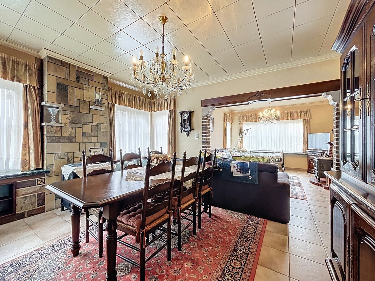 Ruime, solide jaren '50 woning met 2 garages te Nederzwalm 