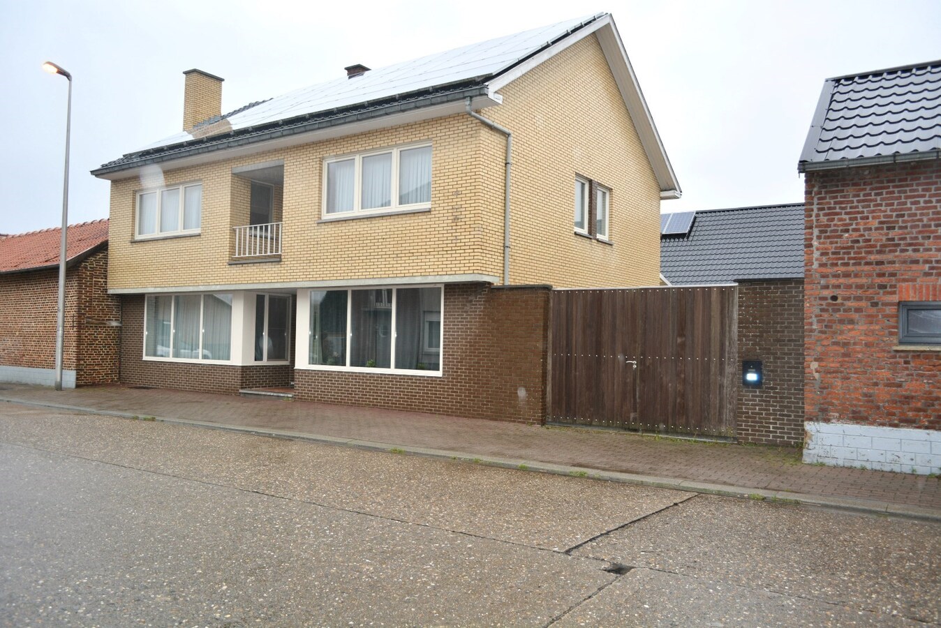 Hedendaagse woning met loods en bijgebouwen op 2.200 m² 