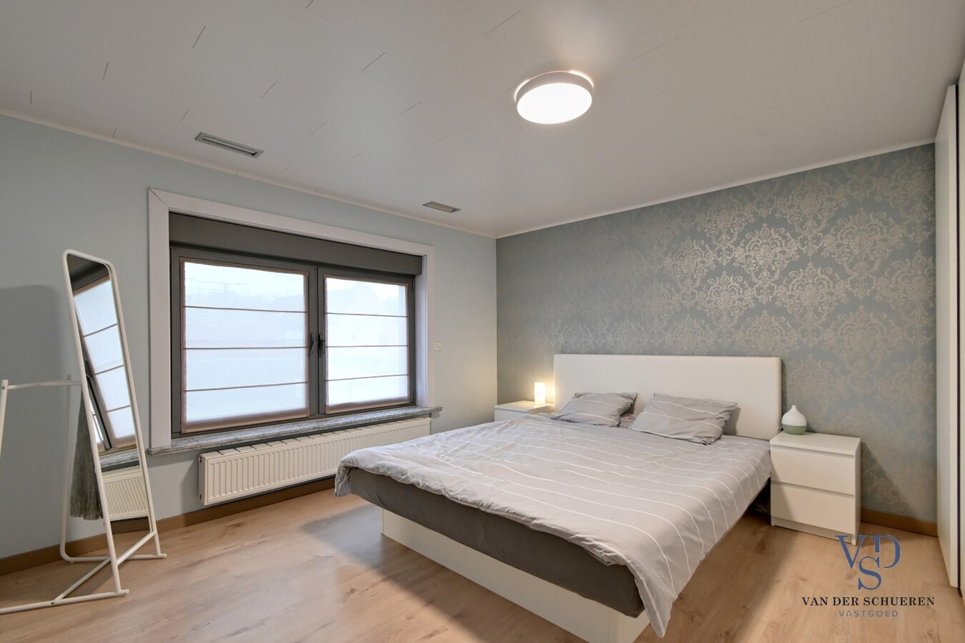 Bijzonder degelijke, instapklare ruime eigendom 