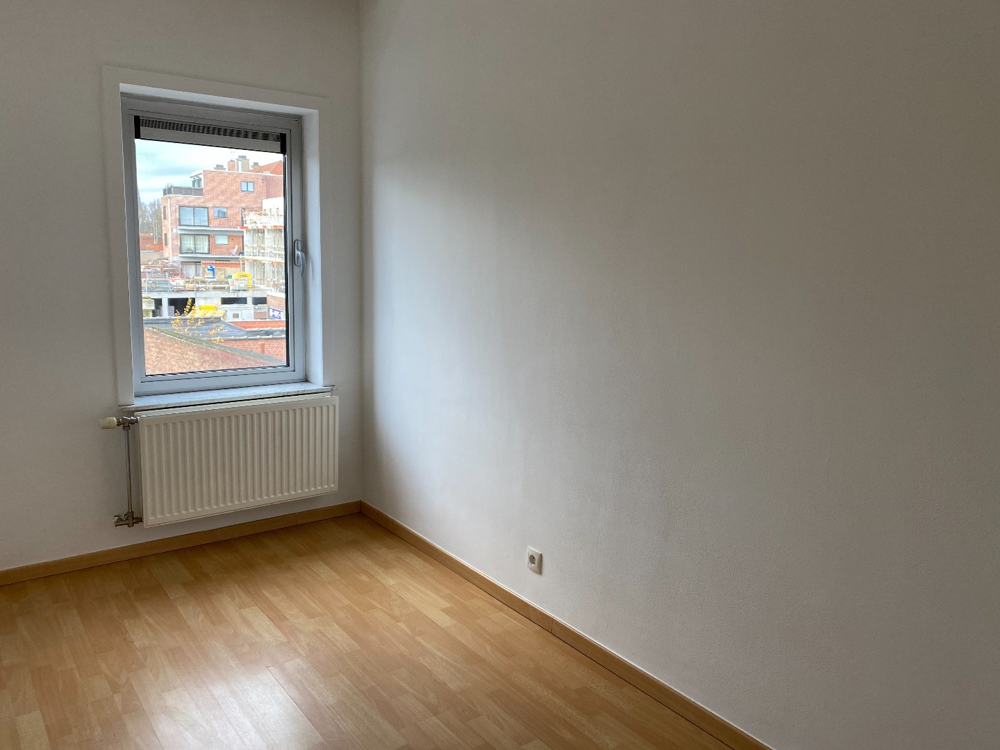 Centraal gelegen (verhuurd) appartement met twee slaapkamers en autostaanplaats! 