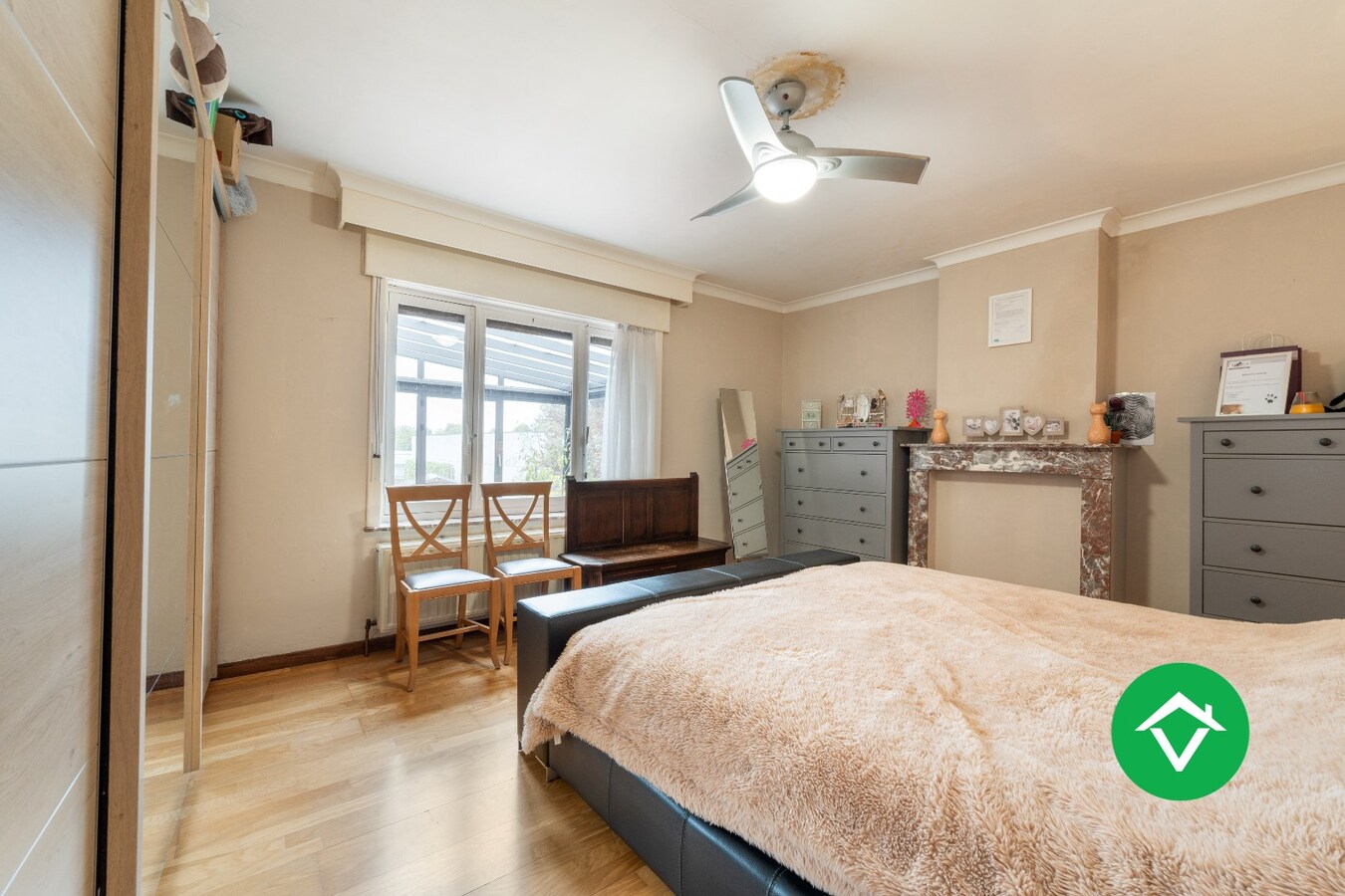 Halfopen woning te koop met dubbele garage in het centrum van Zarren 