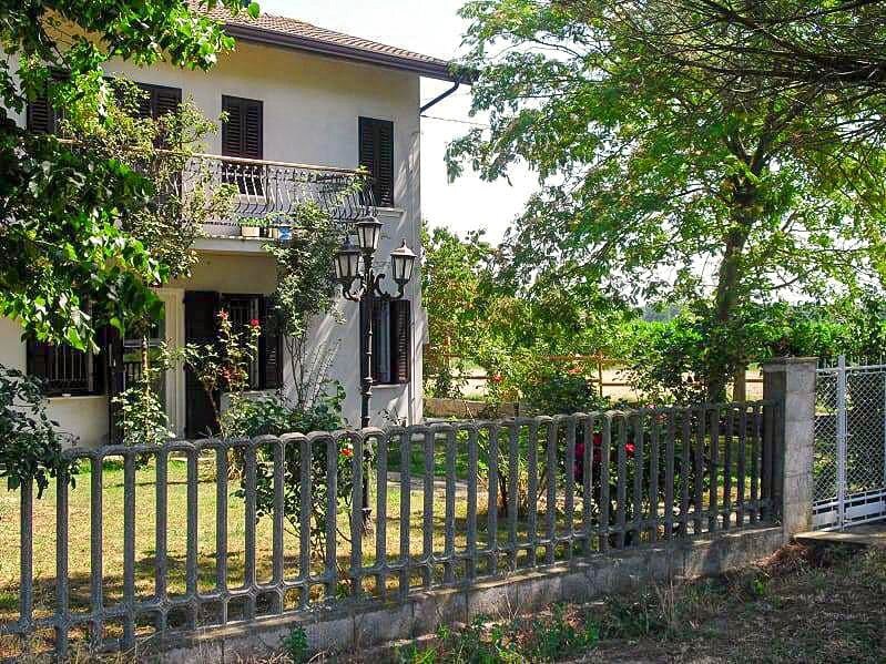 Landelijke hoeve met paardenfaciliteiten op ca. 1,3ha te Riva del Po (Noord-Italië) 