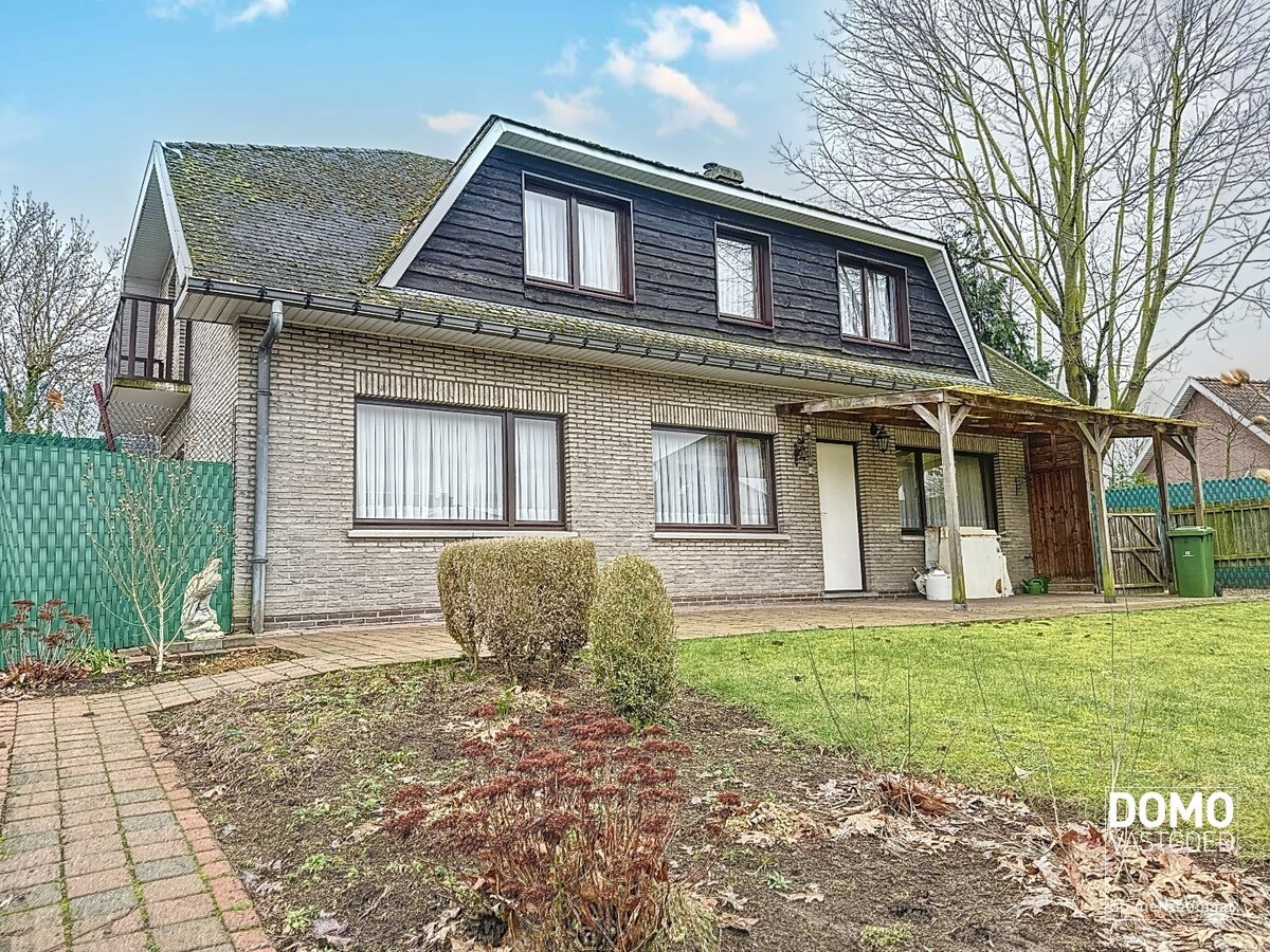 Charmante woning met ruime tuin en inpandige garage, rustig gelegen te Spalbeek. 