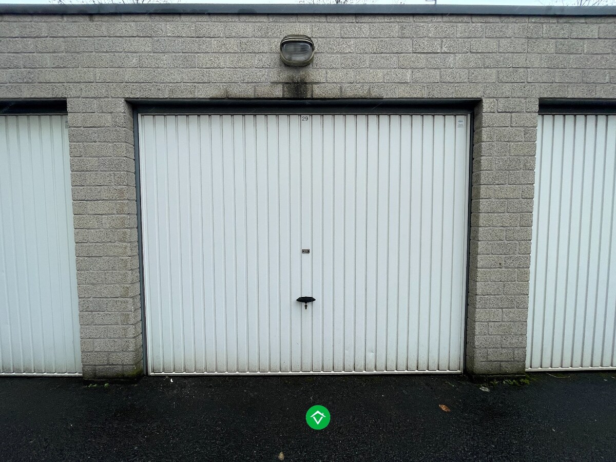 Gelijkvloers appartement met één slaapkamer, tuin en garage in centrum Roeselare 