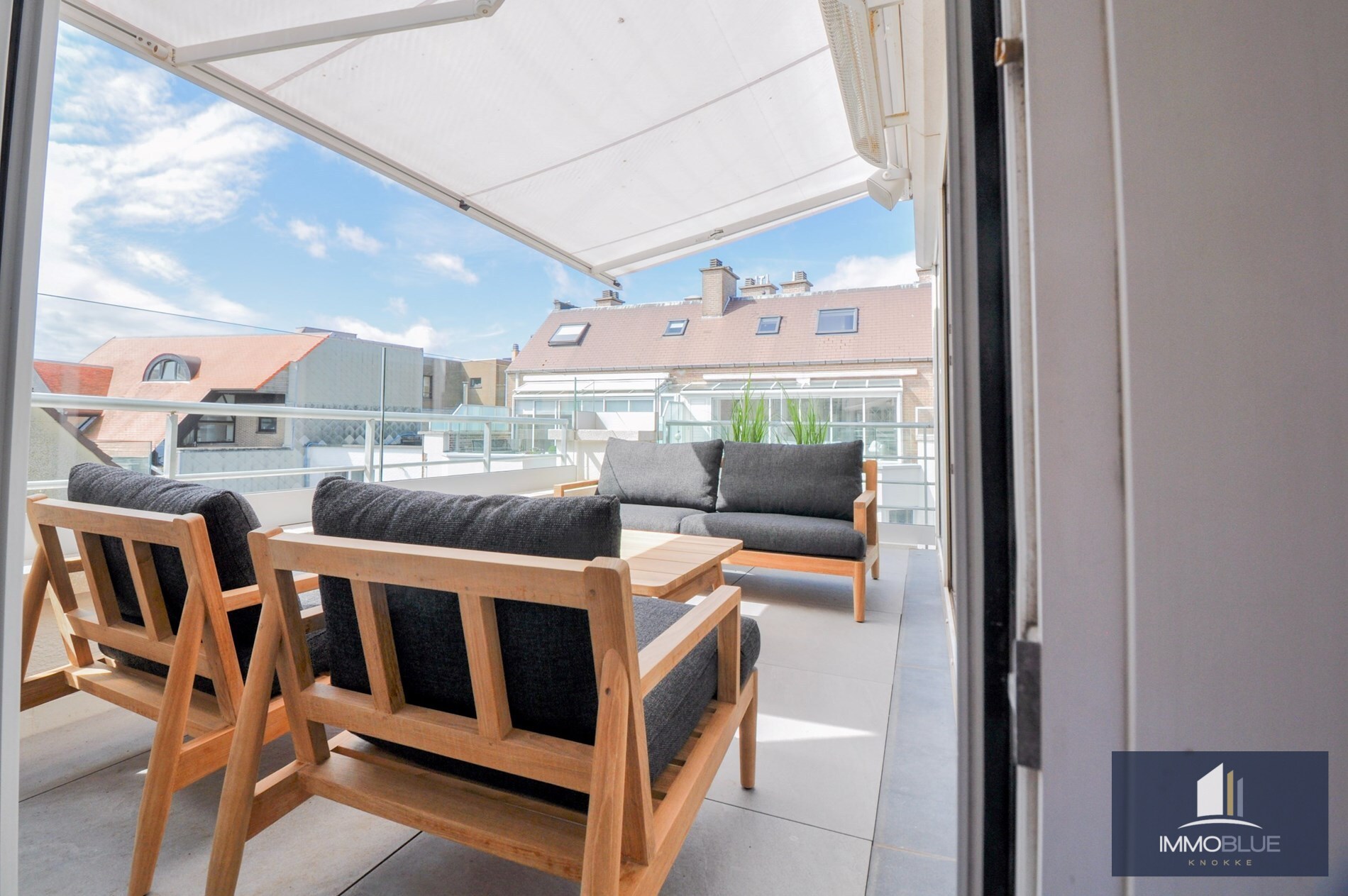 Appartement met zijdelings zeezicht en een ruim zuidwest gericht terras. 