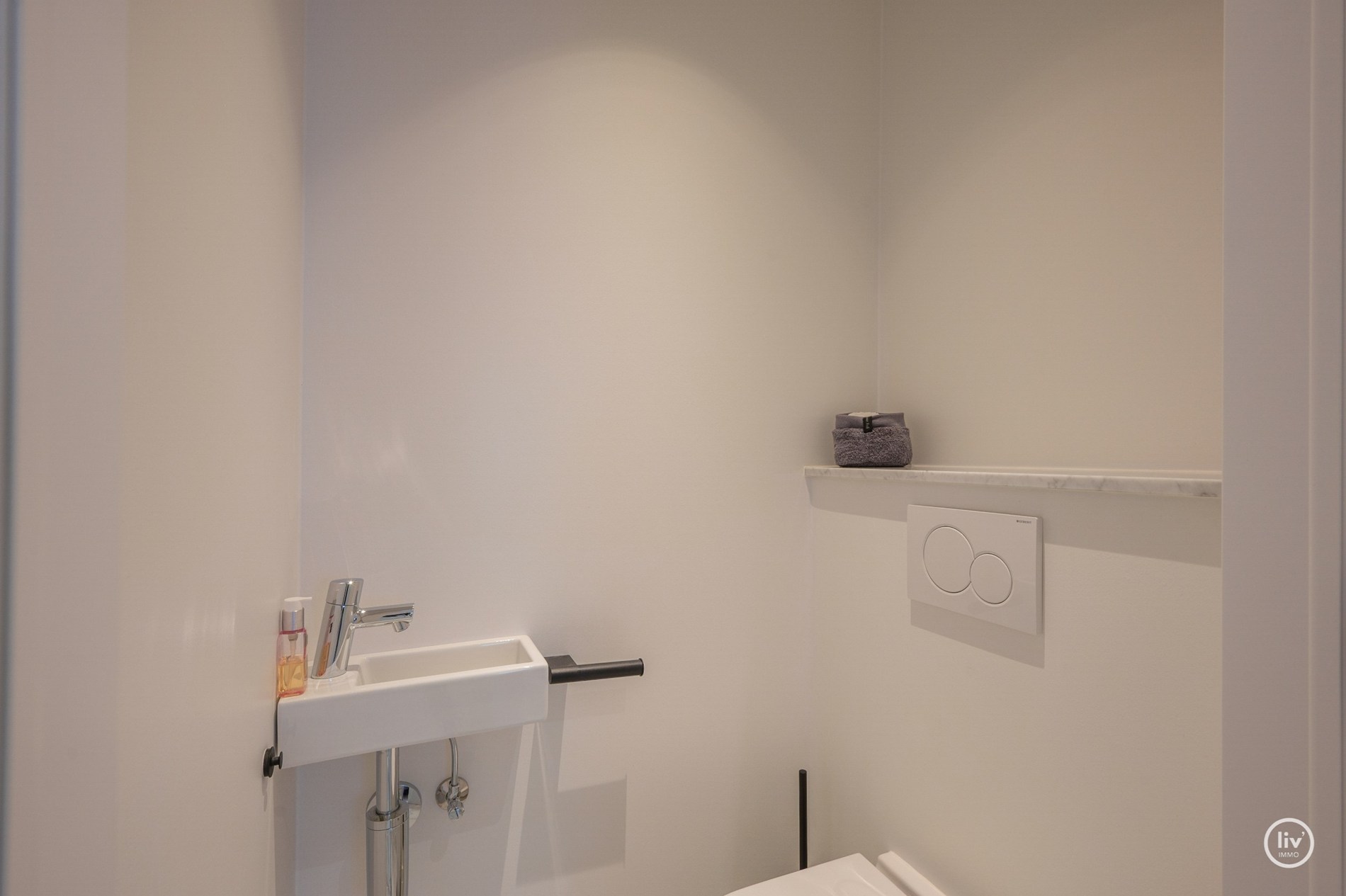 Prachtig gerenoveerd appartement met mooi zonneterras gelegen op de Kustlaan te Knokke. 