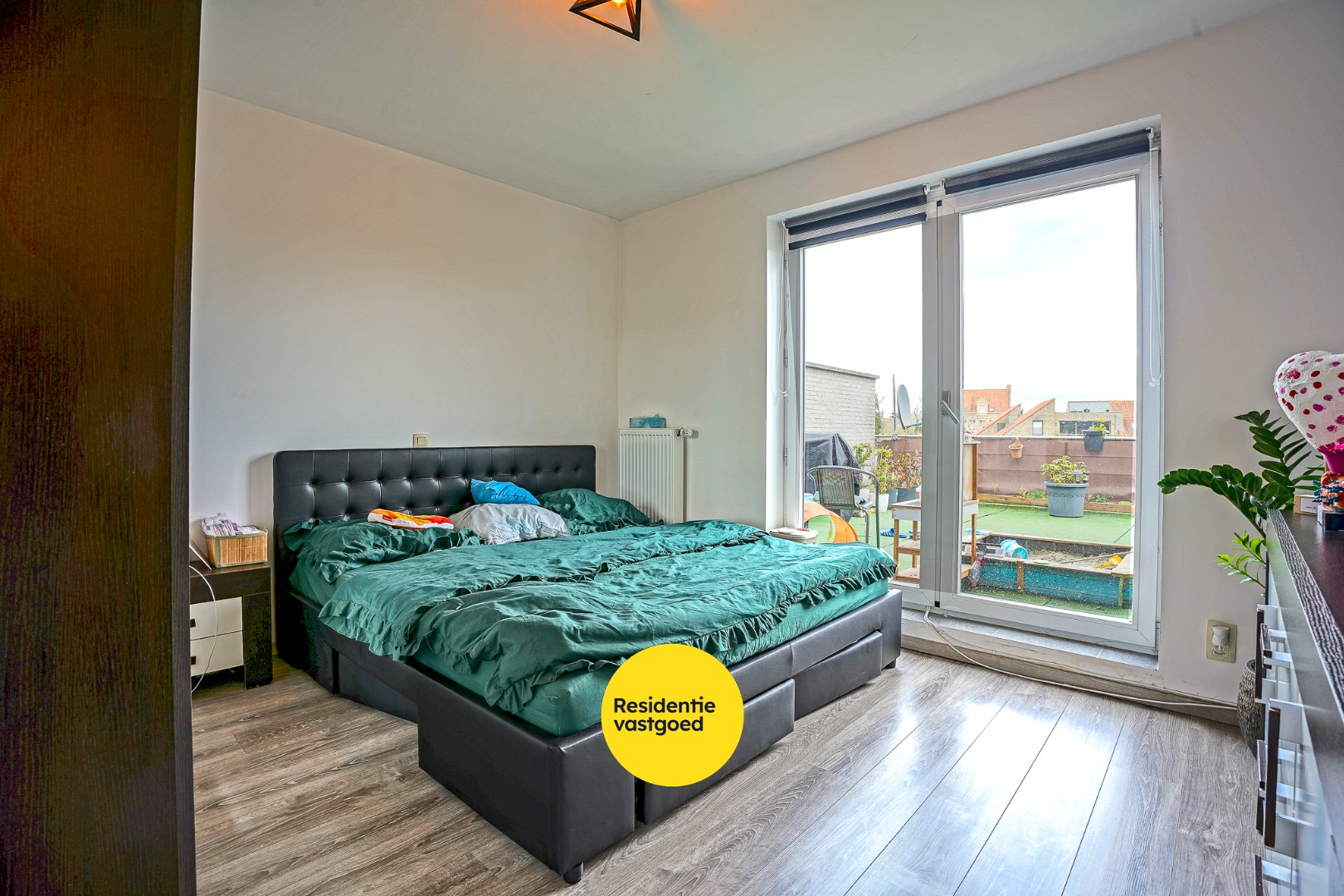 Recent appartement met privatieve tuin (346m²)  en ruim terras (40m²) in het centrum van Woumen! 