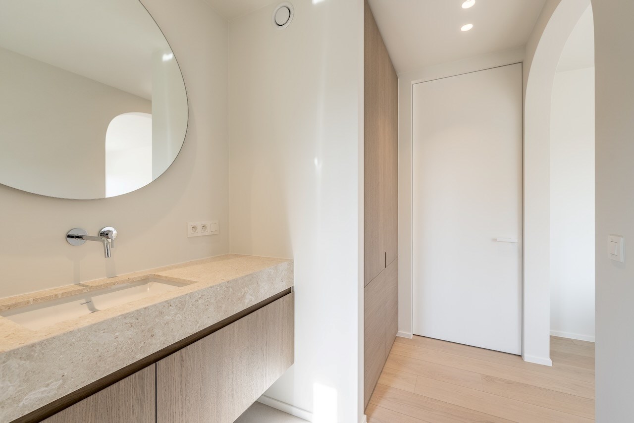 Cette magnifique maison individuelle rénovée avec une allée située dans un quartier calme à Knokke, offre tout ce dont vous avez besoin pour vivre confortablement. 