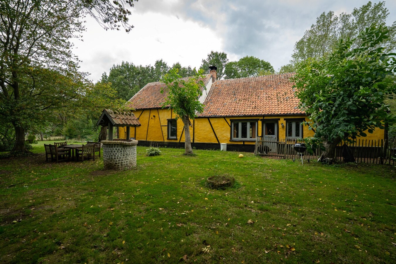 Authentic farm with meadow on approximately 1ha in Ham 