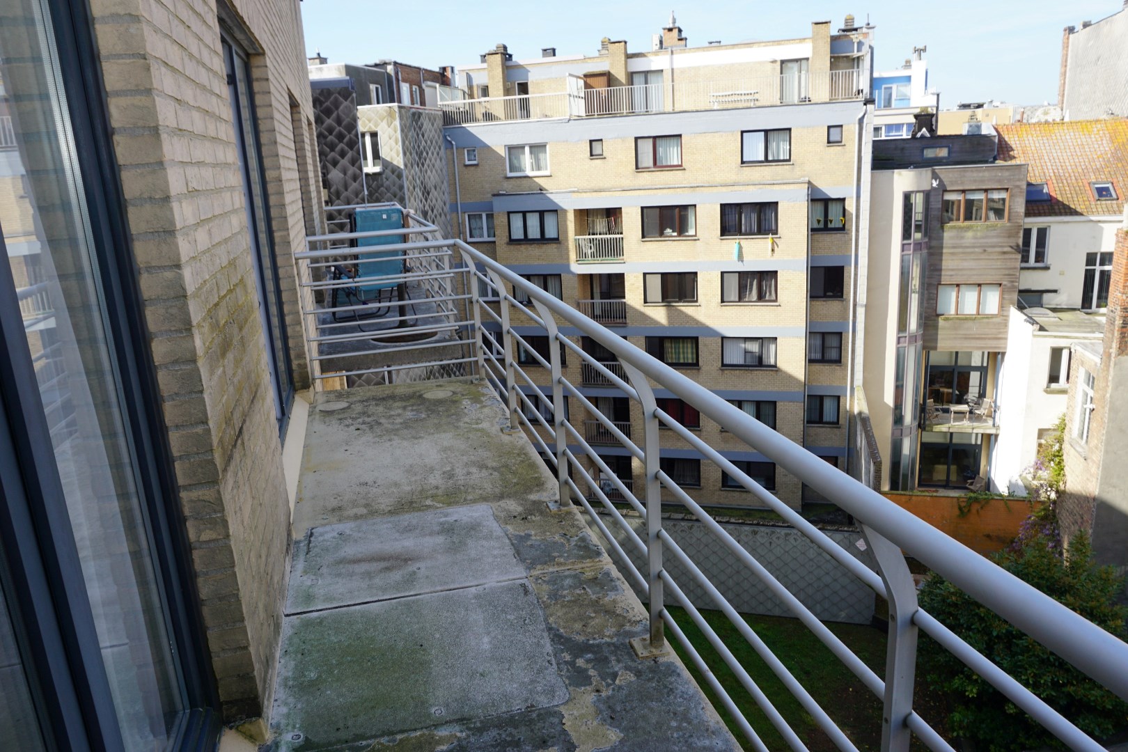 APPARTEMENT SPACIEUX AVEC TERRASSE DANS LE CENTRE D'OSTENDE 