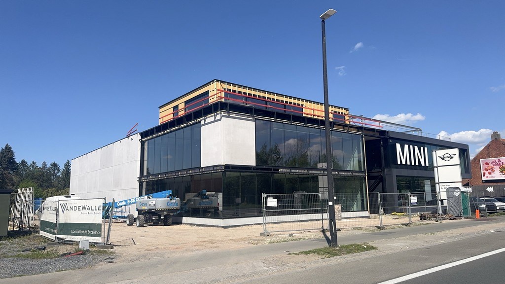 Nieuwbouw showroom met magazijn te huur langs N43 in Sint-Denijs-Westrem