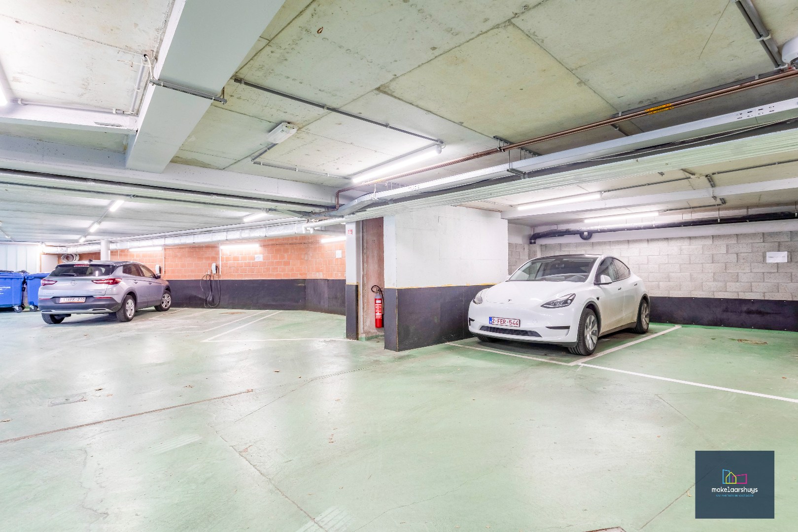 Luxueuze kantoorloft met inpandige staanplaats  en kelderberging  te Coupure Rechts. 