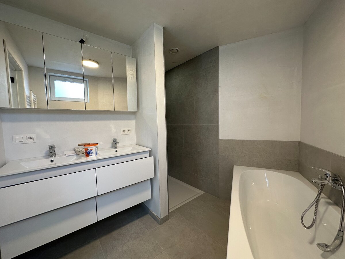 Uitstekend gelegen, halfopen woning met twee slaapkamers 