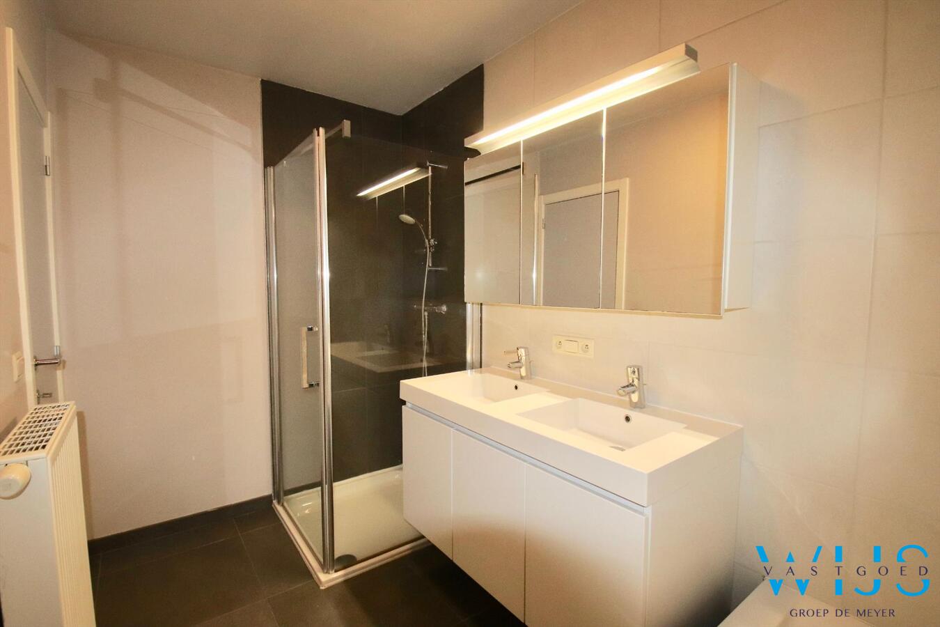 Instapklaar &amp; gezellig 3 slaapkamer appartement in hartje Zelzate! 