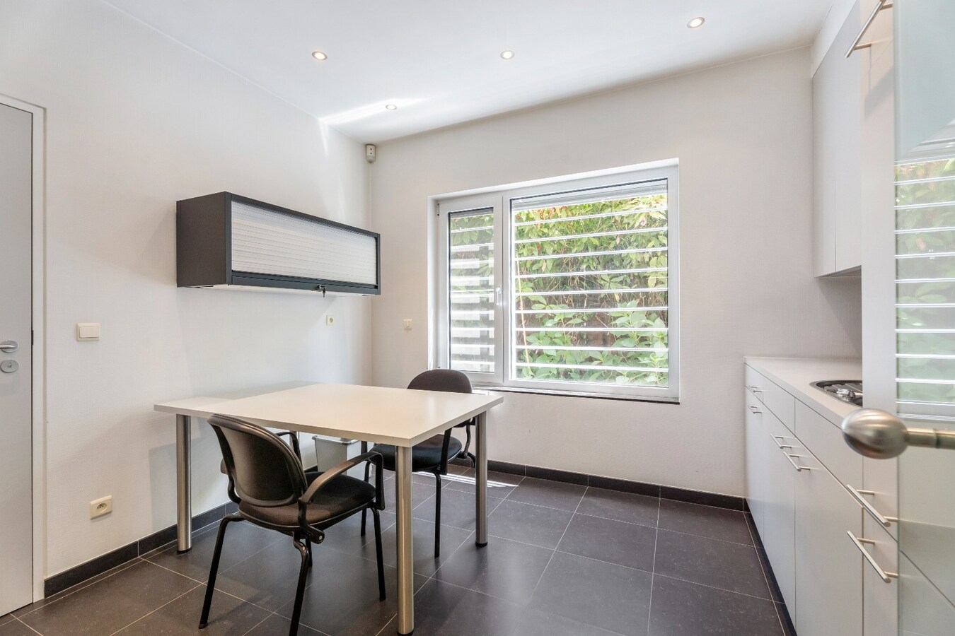 Centraal gelegen handels(woning) met garage op 369m² in Merkem! 